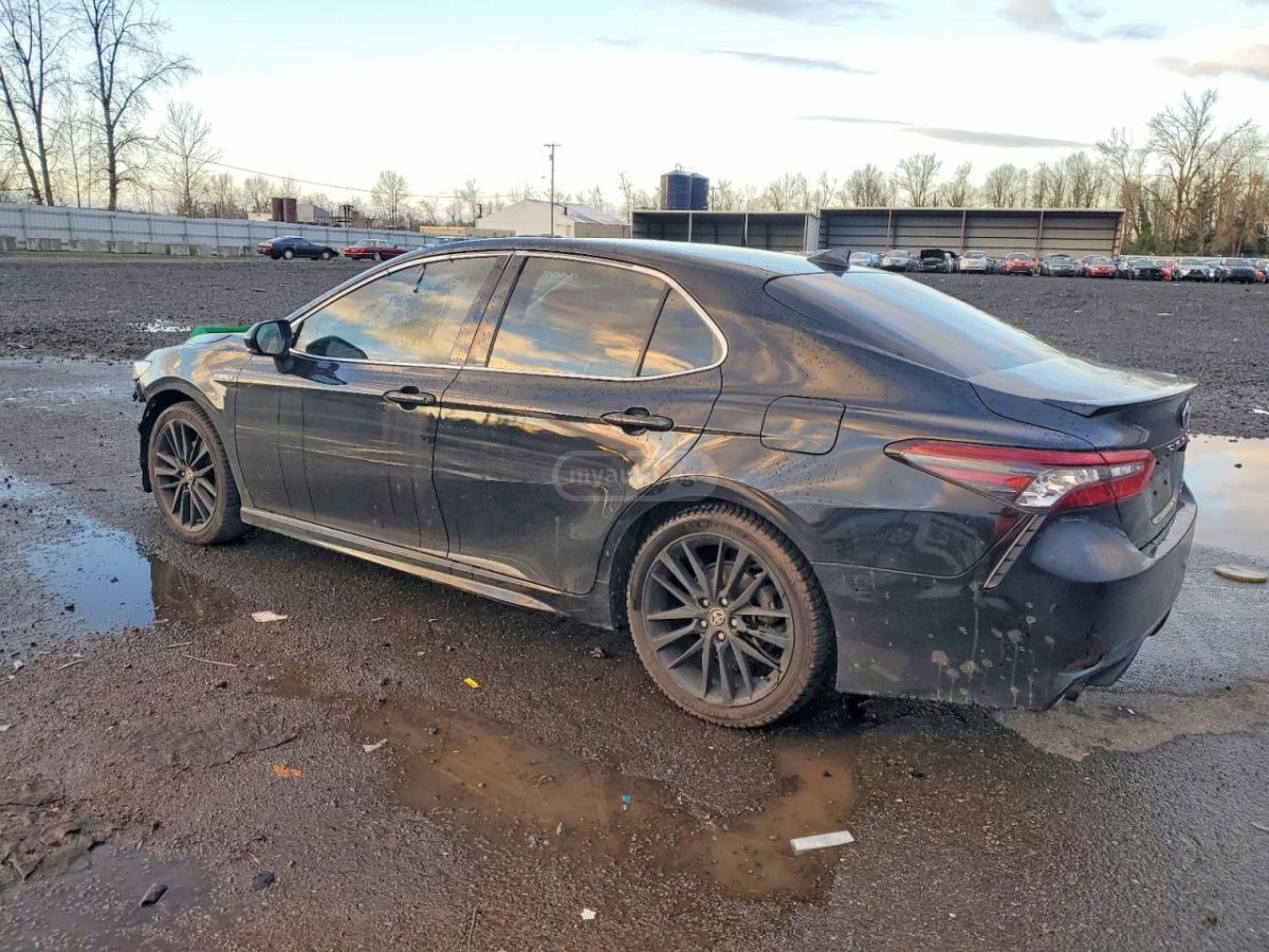 Toyota Camry 2021 — photo 2