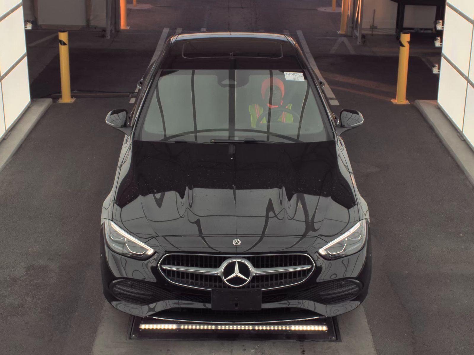 Mercedes-Benz C 300 2025 — photo 2