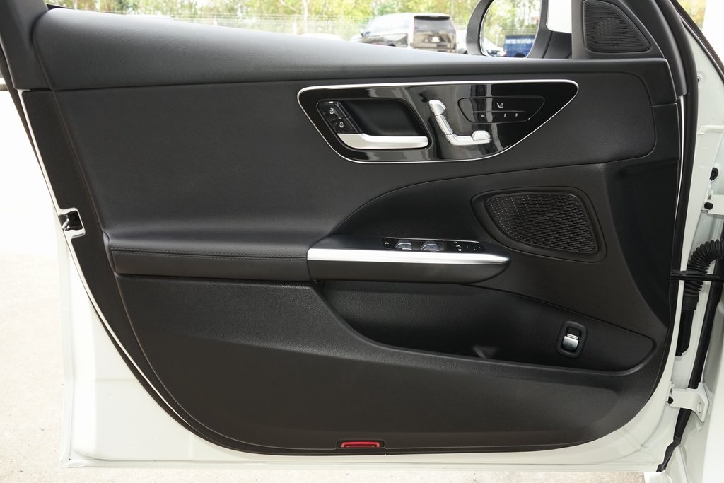 Mercedes-Benz C 300 2023 — photo 2