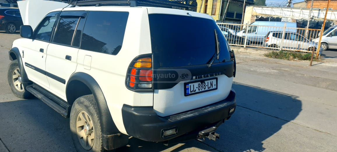 Mitsubishi Montero 2002 — photo 2