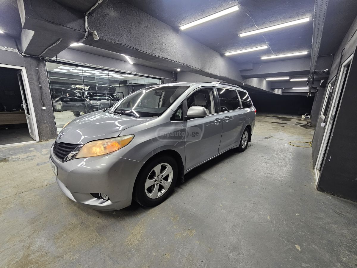 Toyota Sienna 2014 — photo 2