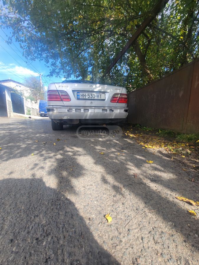 Mercedes-Benz E 210 1998 — photo 2