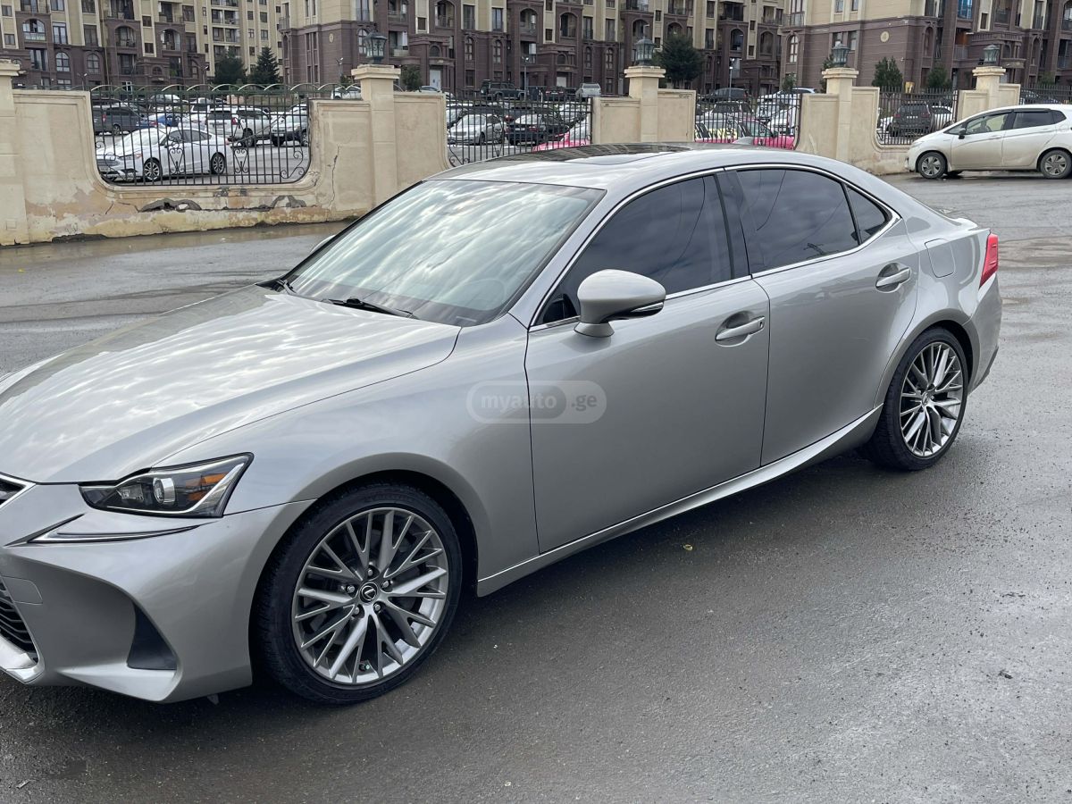 Lexus IS 200 2017 — photo 2