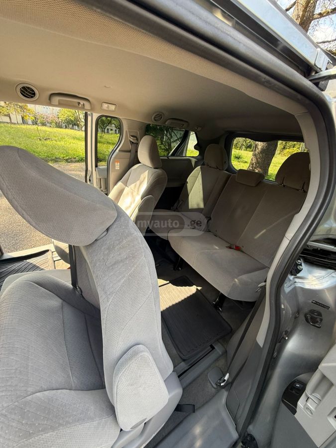 Toyota Sienna 2015 — photo 2
