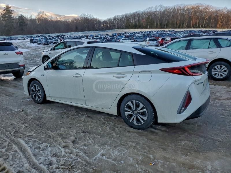 Toyota Prius 2017 — photo 2