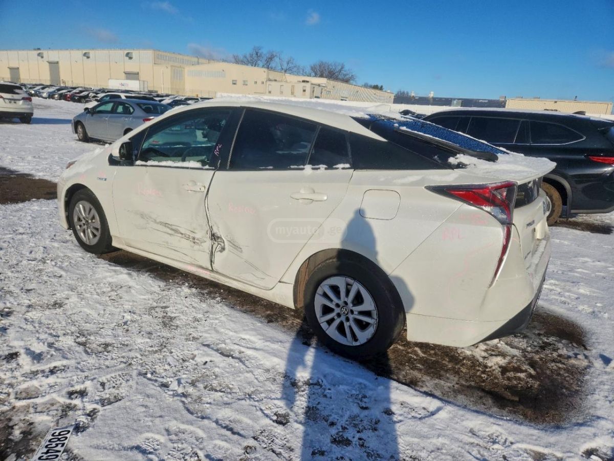 Toyota Prius 2017 — photo 2