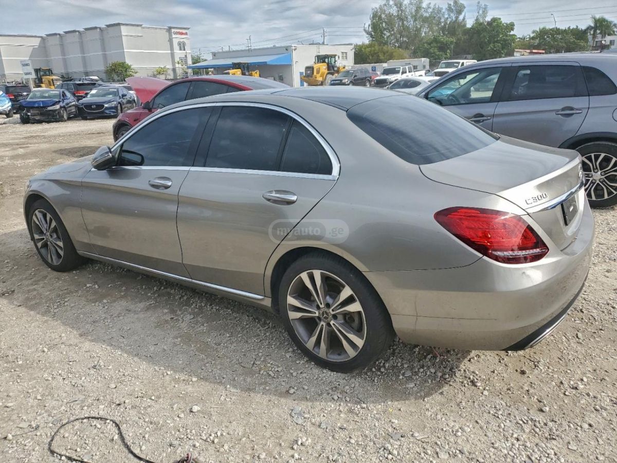 Mercedes-Benz C 300 2019 — photo 2