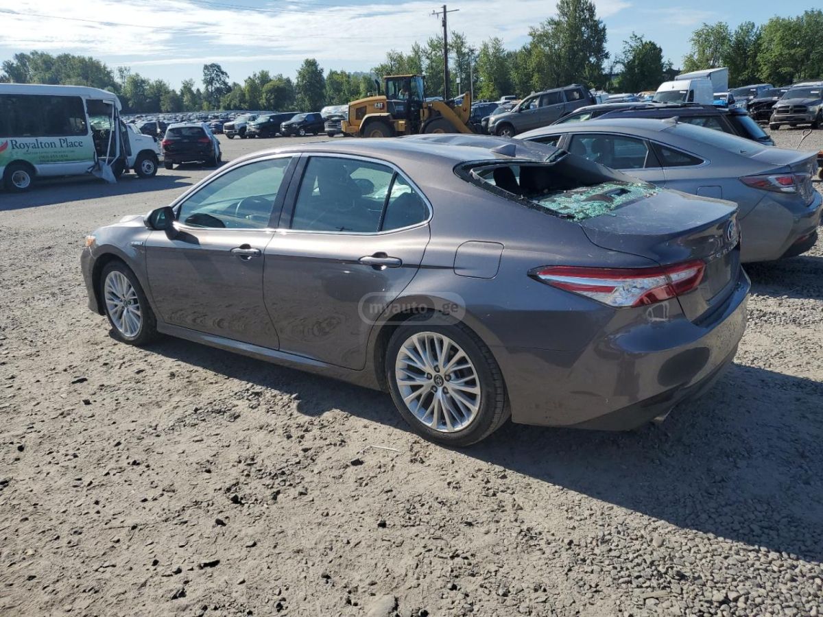 Toyota Camry 2020 — photo 2
