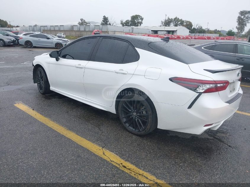 Toyota Camry 2022 — photo 2