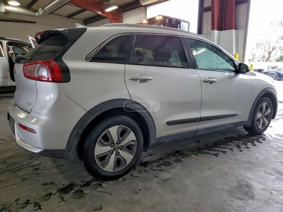 Kia Niro 2017 — photo 2