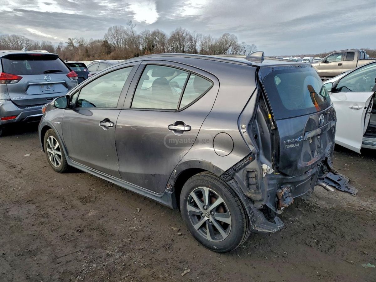 Toyota Prius 2019 — photo 2