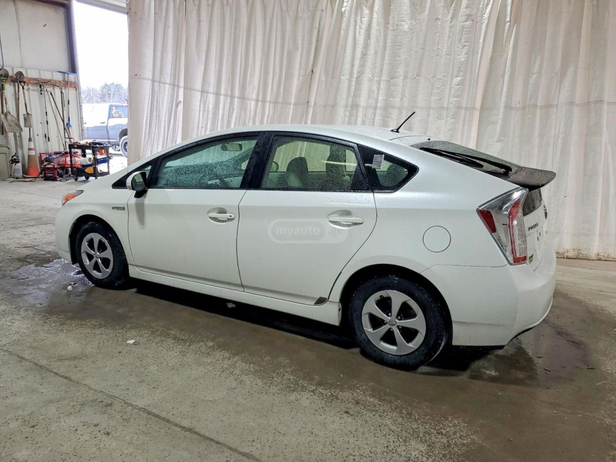 Toyota Prius 2015 — photo 2