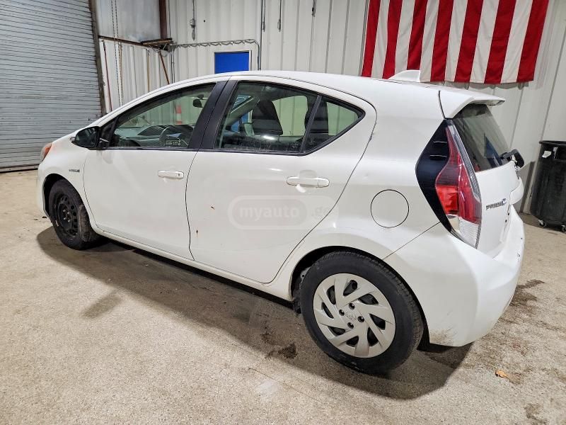 Toyota Prius C 2016 — photo 2