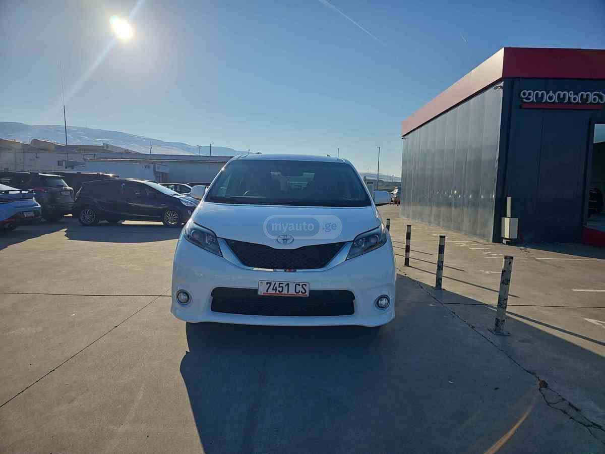 Toyota Sienna 2017 — photo 2