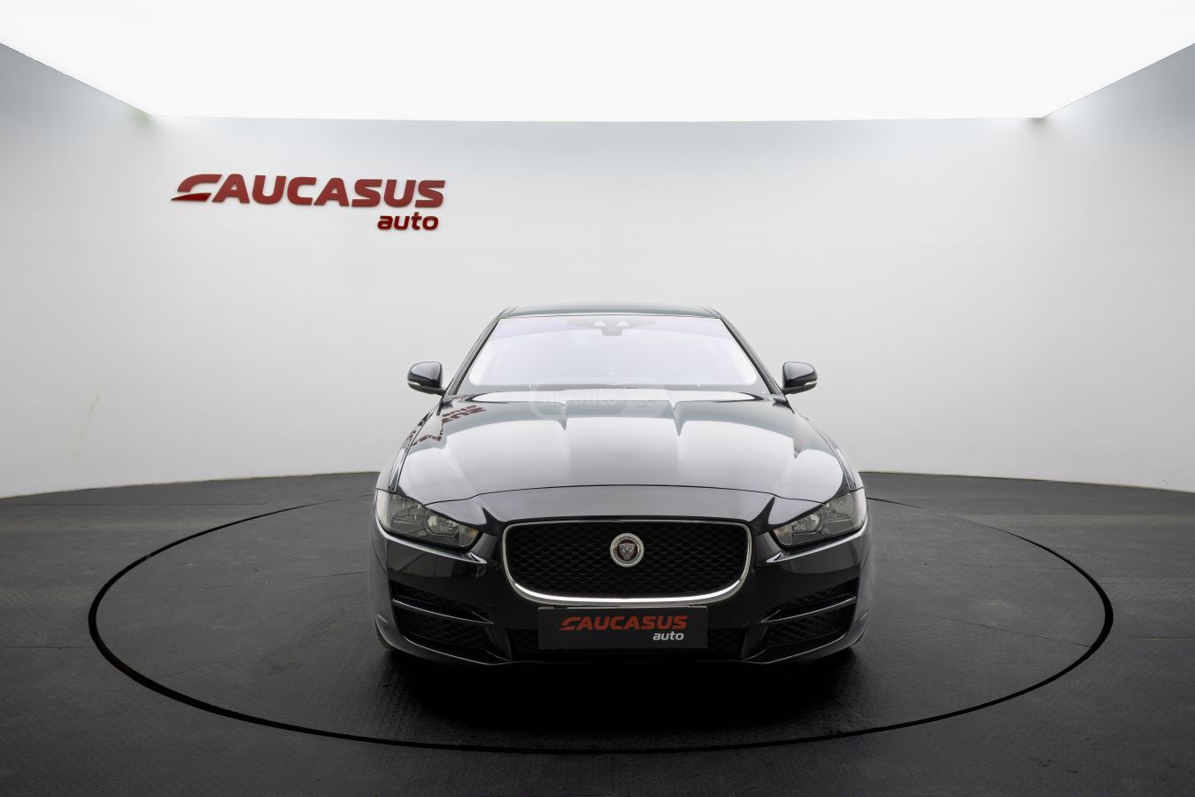 Jaguar XE 2017 — photo 2