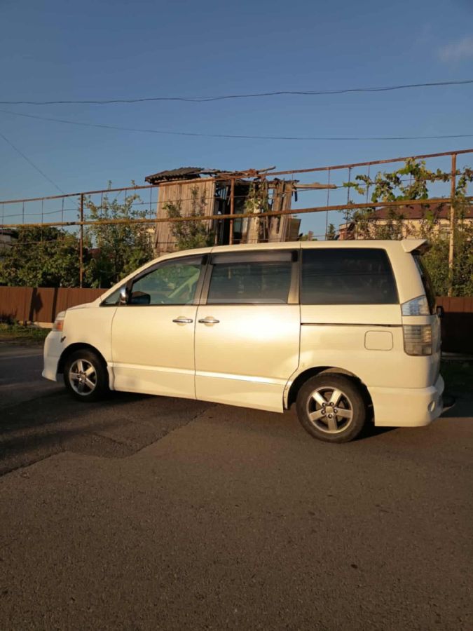 Toyota Voxy 2006 — photo 2