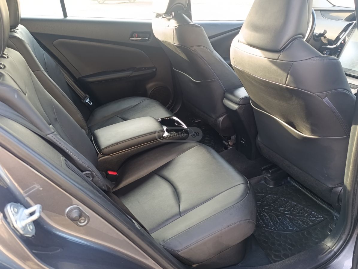 Toyota Prius Prime 2018 — photo 2