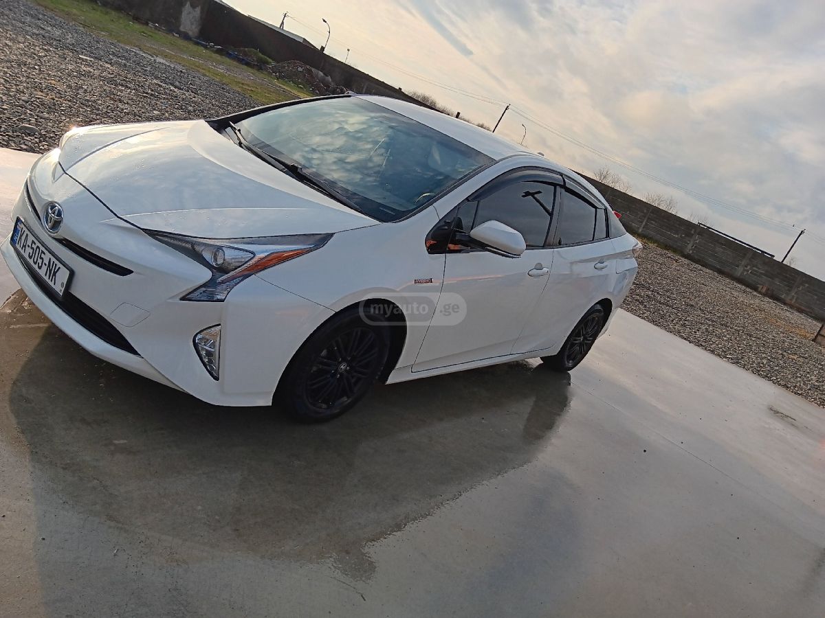 Toyota Prius 2016 — photo 2