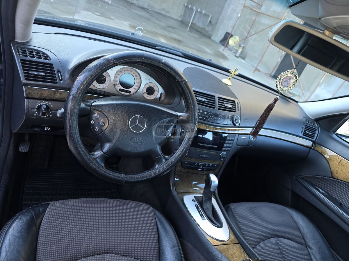 Mercedes-Benz E 220 2004 — photo 2