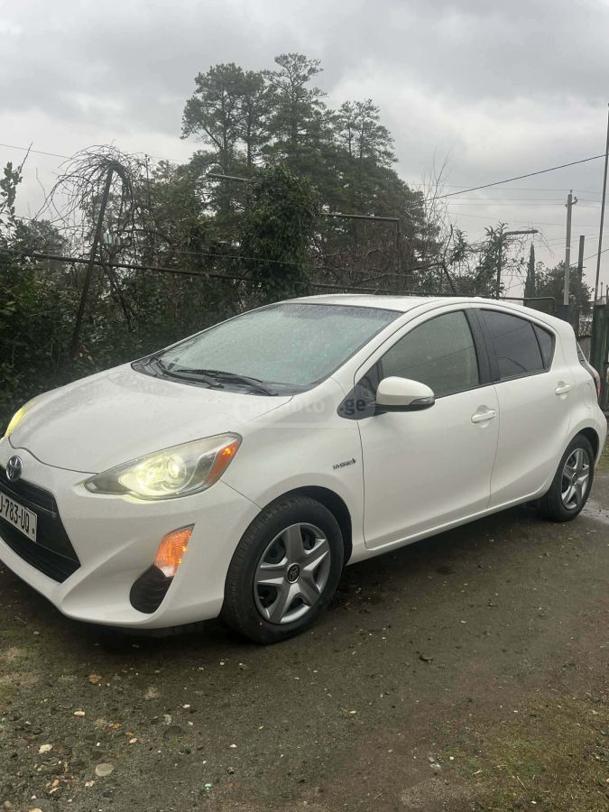Toyota Prius C 2016 — photo 2