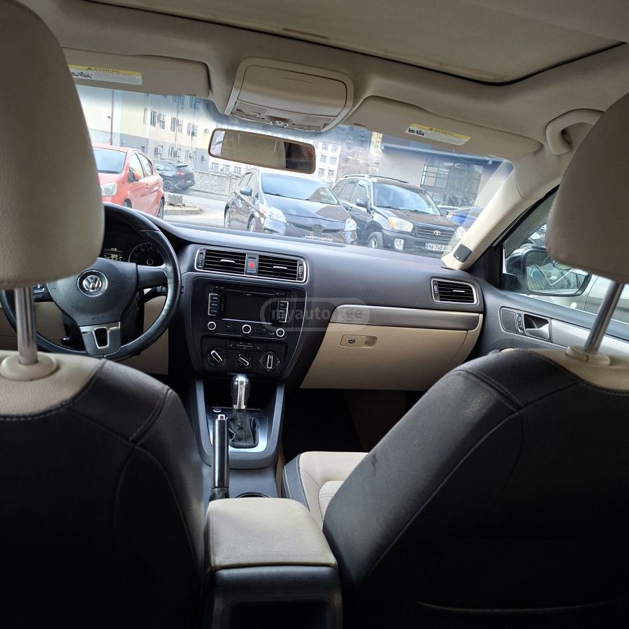 Volkswagen Jetta 2012 — photo 2