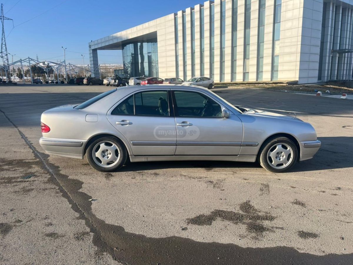 Mercedes-Benz E 270 2001 — photo 2
