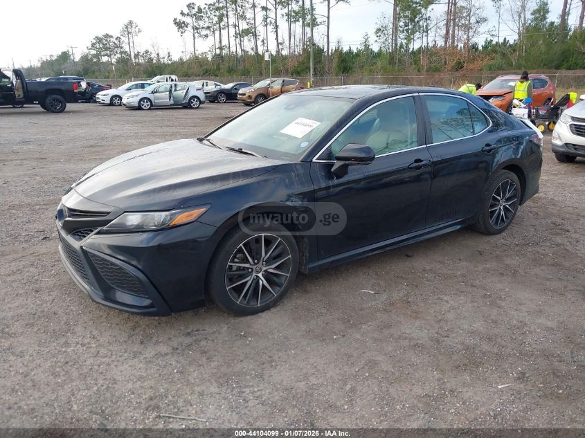 Toyota Camry 2022 — photo 2