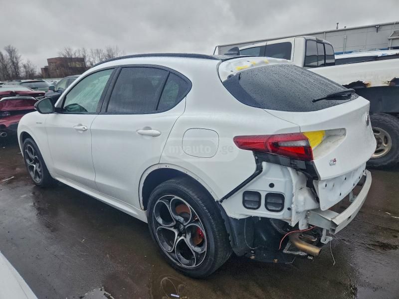 Alfa Romeo Stelvio 2023 — photo 2