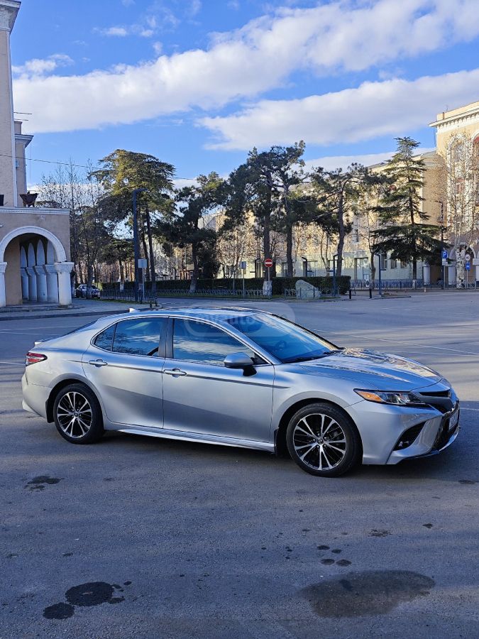 Toyota Camry 2019 — photo 2