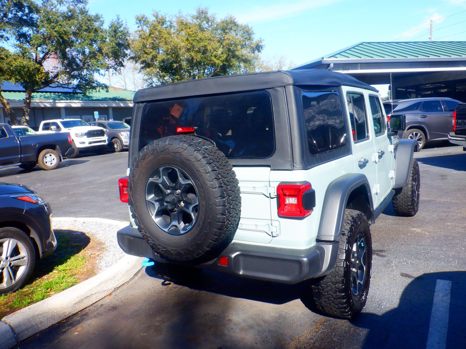 Jeep Wrangler 2023 — photo 2