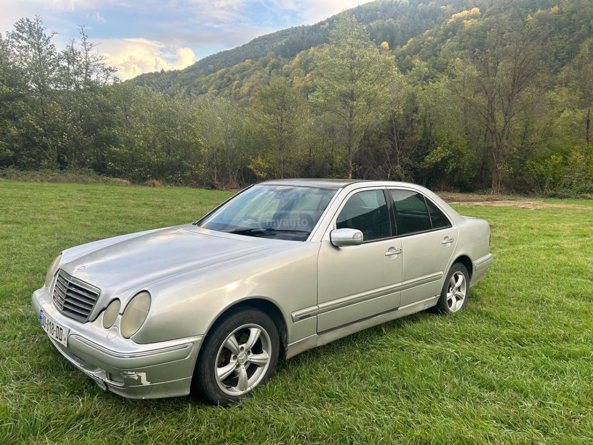 Mercedes-Benz E 220 2001 — photo 2