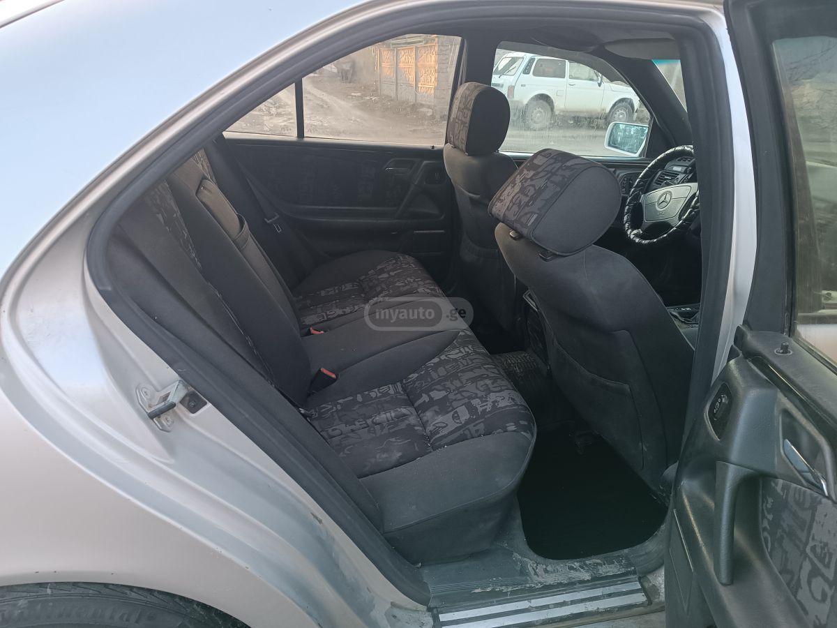 Mercedes-Benz E 320 1996 — photo 2
