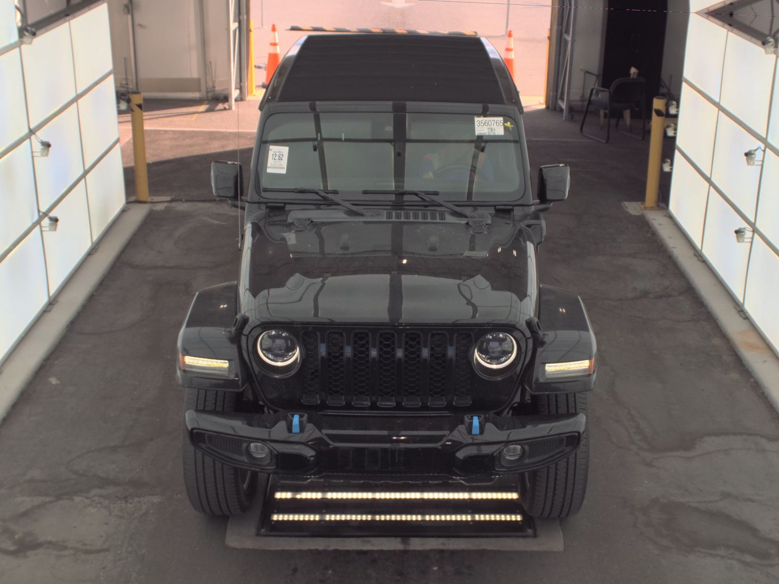 Jeep Wrangler 2023 — photo 2