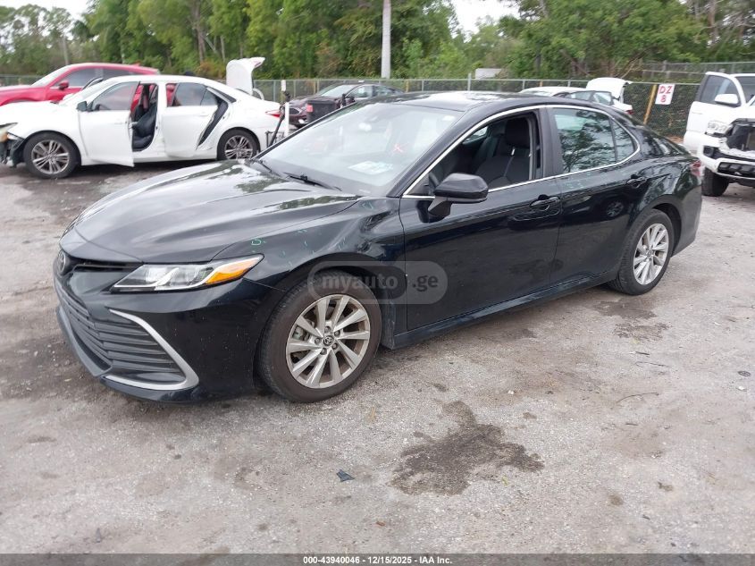 Toyota Camry 2021 — photo 2