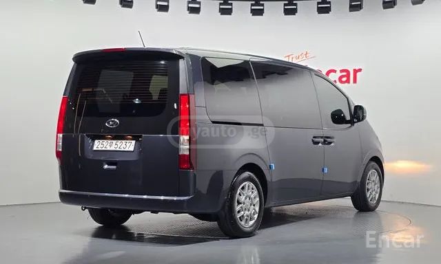 Hyundai Staria 2023 — photo 2