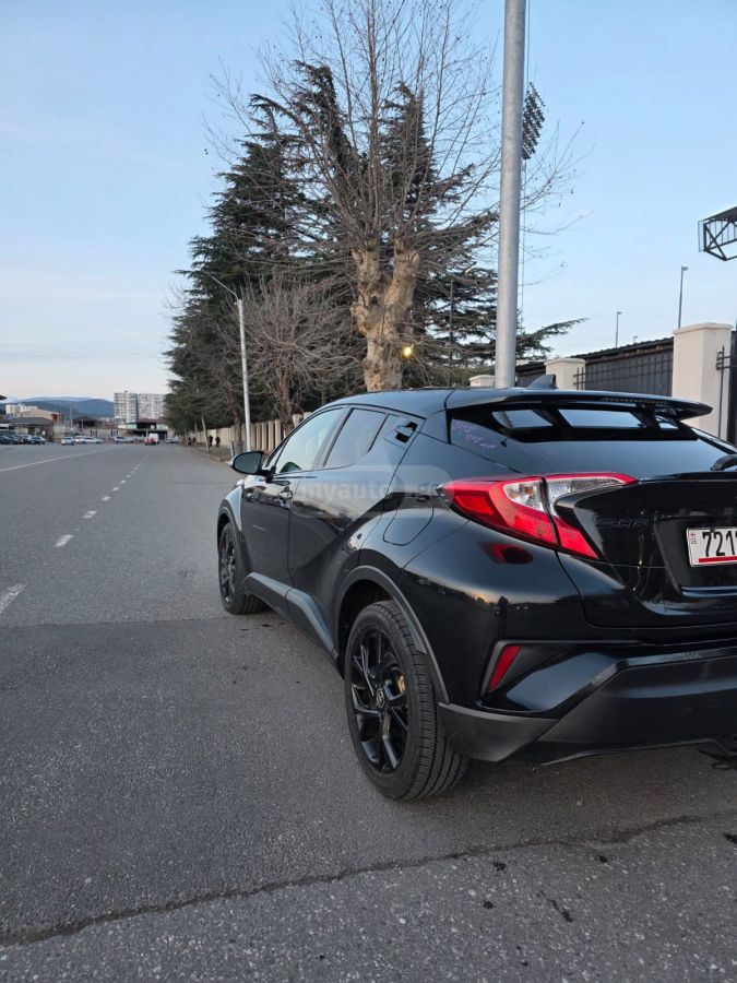 Toyota C-HR 2022 — photo 2