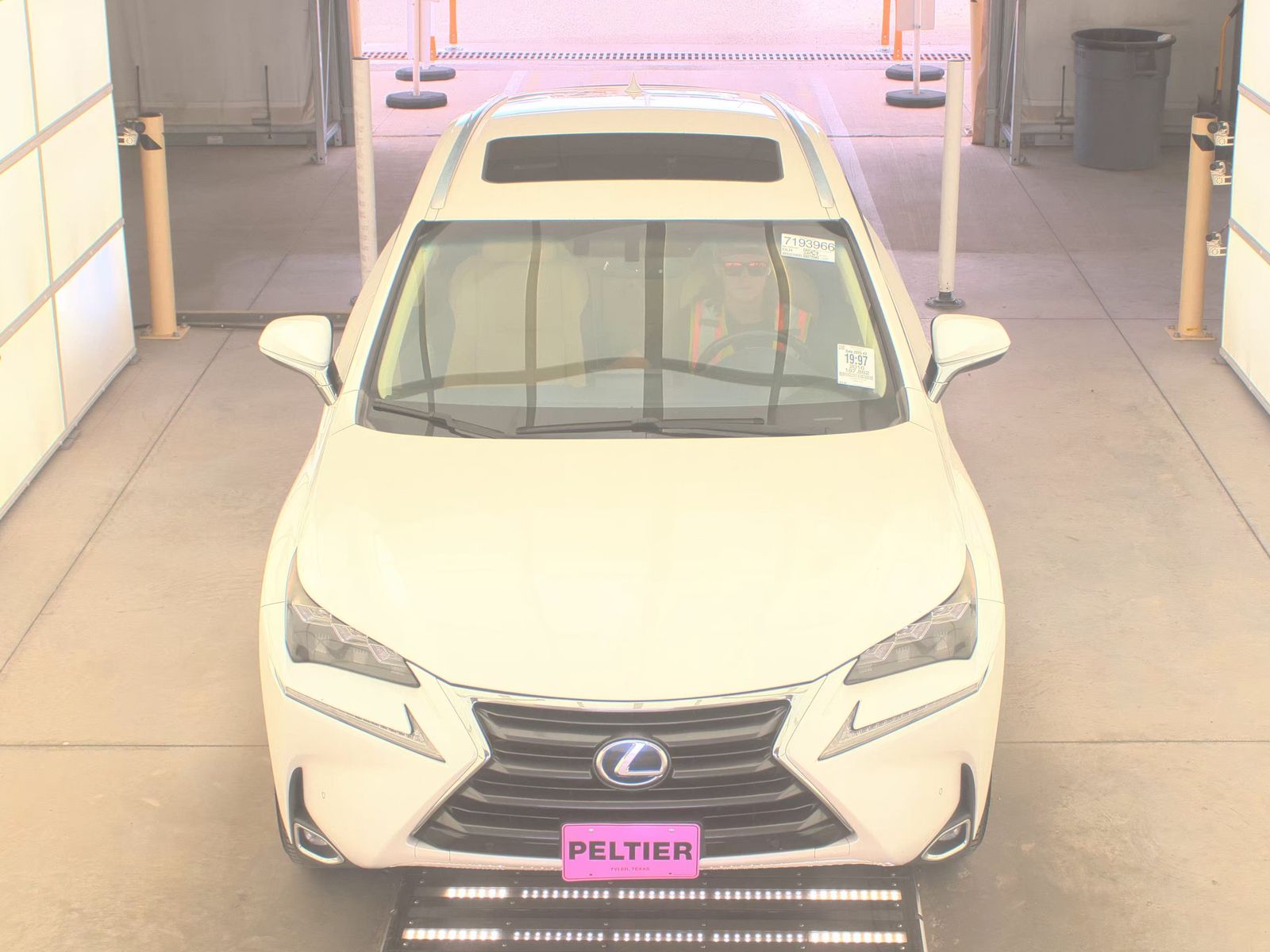 Lexus NX 300 2016 — photo 2