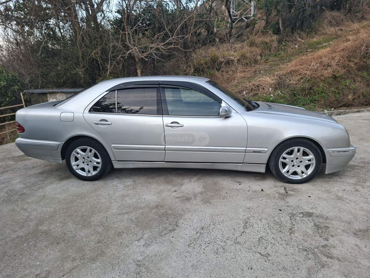 Mercedes-Benz E 220 2001 — photo 2