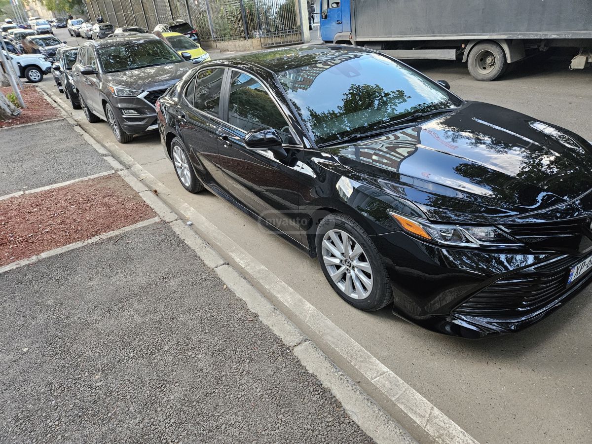 Toyota Camry 2018 — photo 2