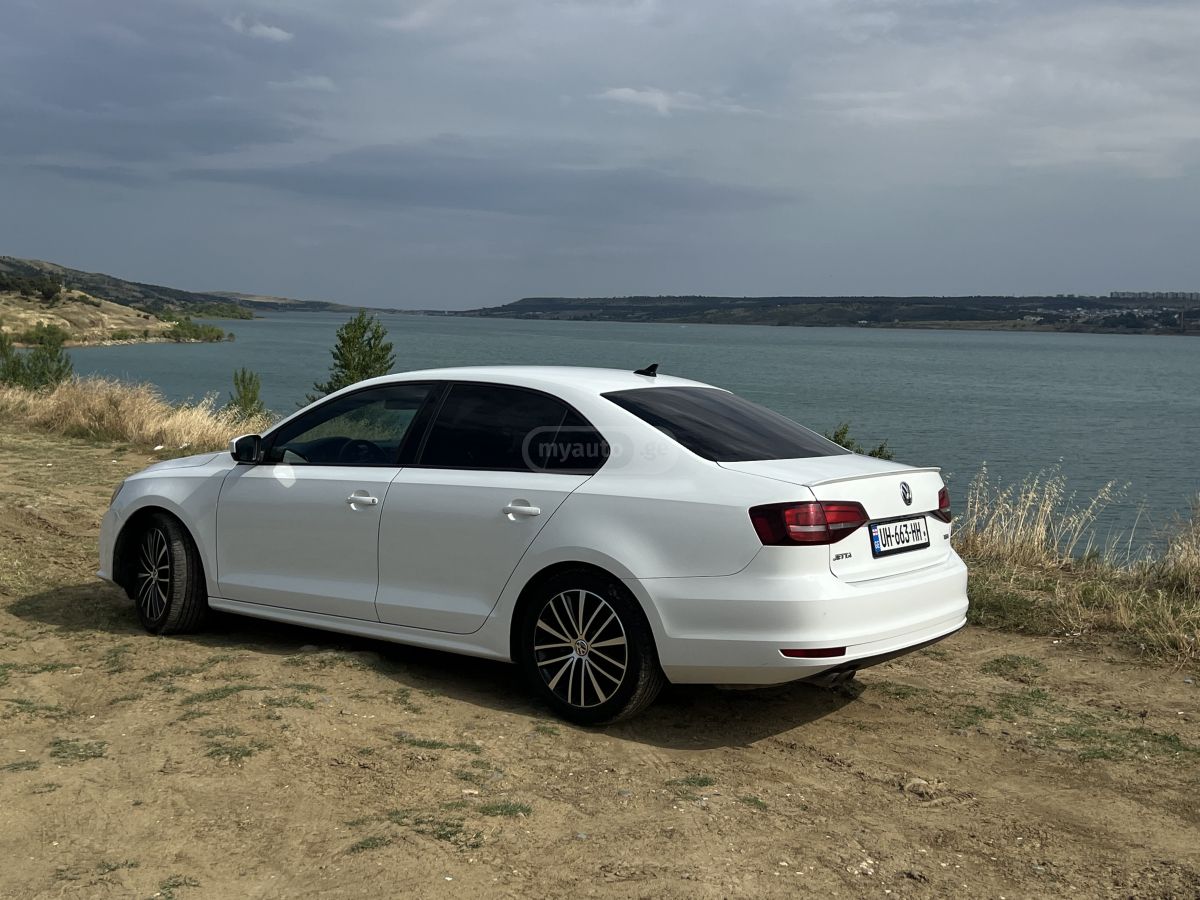 Volkswagen Jetta 2017 — photo 2