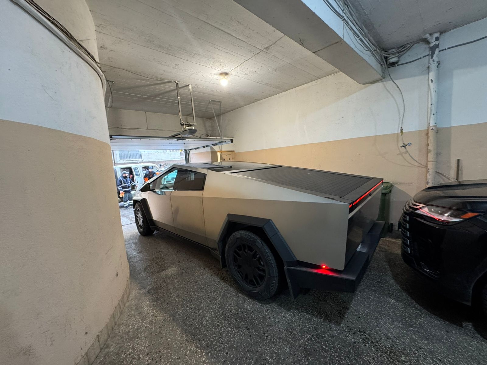 Tesla Cybertruck 2024 — photo 2