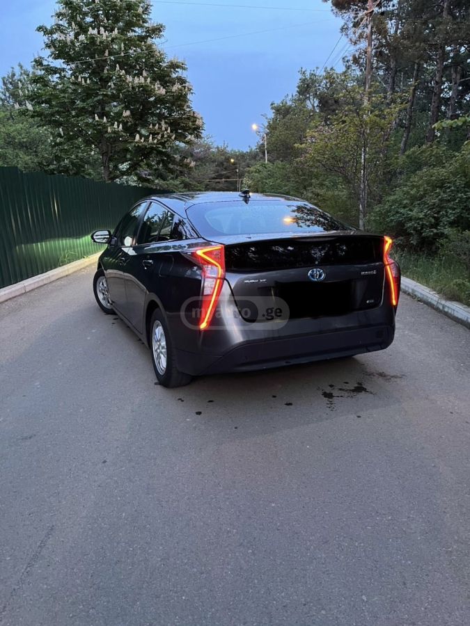 Toyota Prius 2016 — photo 2