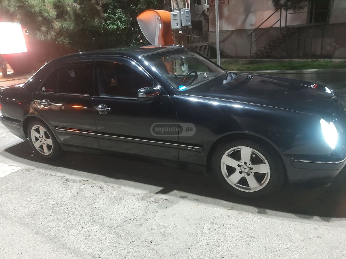 Mercedes-Benz E 210