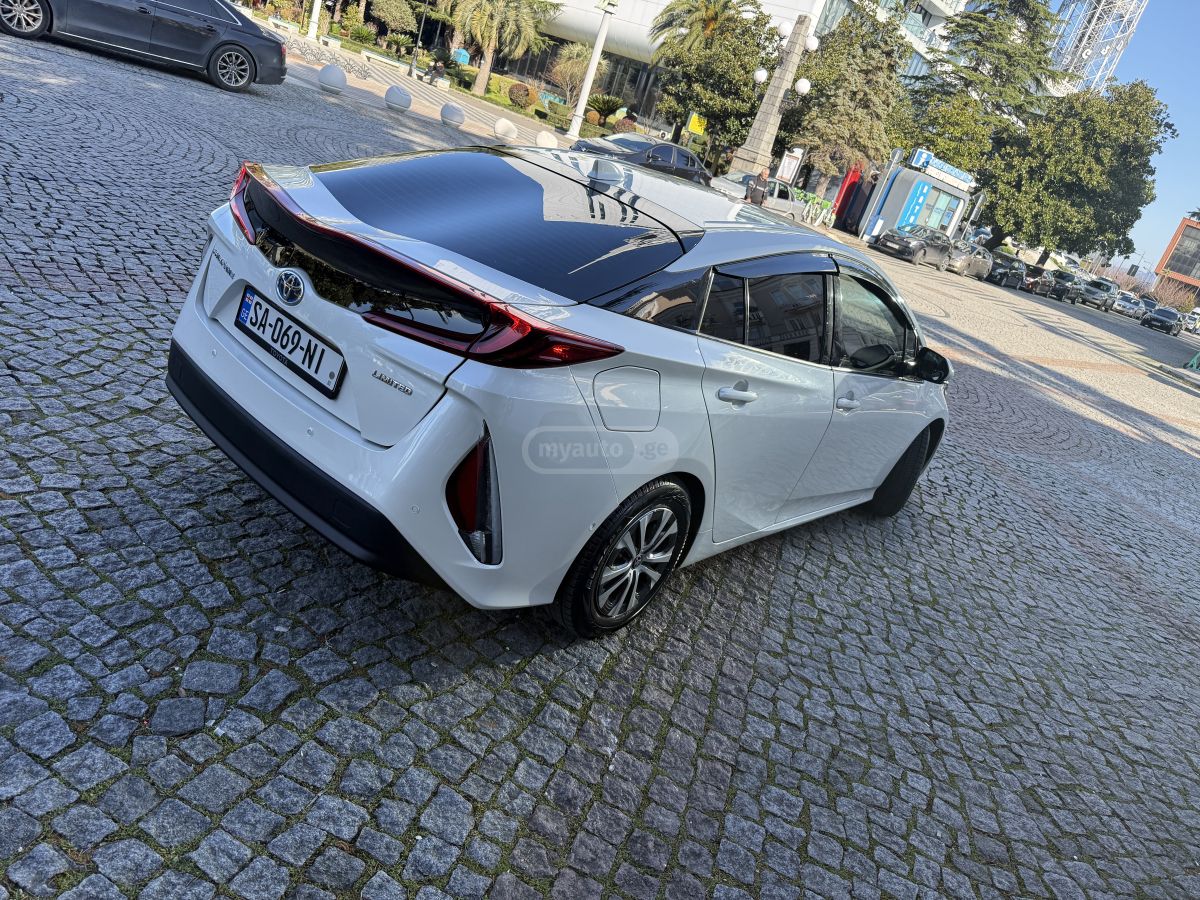 Toyota Prius 2021 — photo 2