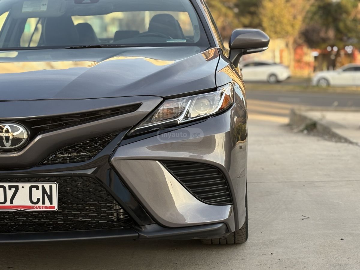 Toyota Camry 2019 — photo 2