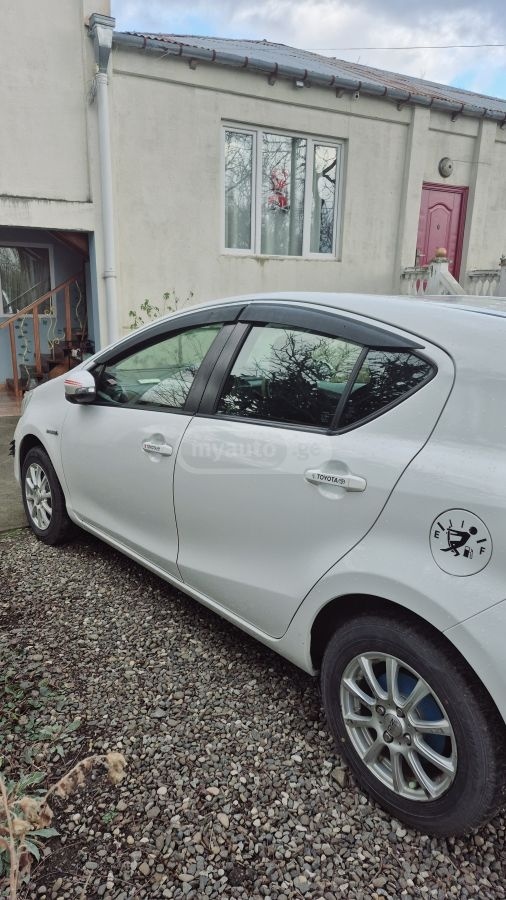 Toyota Aqua 2012 — photo 2