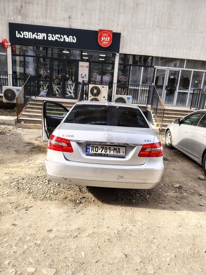 Mercedes-Benz E 220 2011 — photo 2