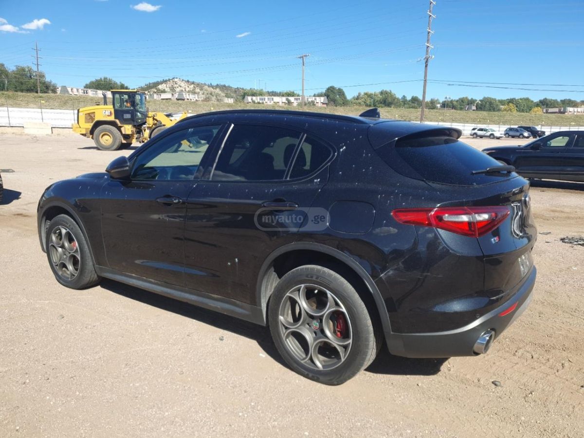 Alfa Romeo Stelvio 2018 — photo 2