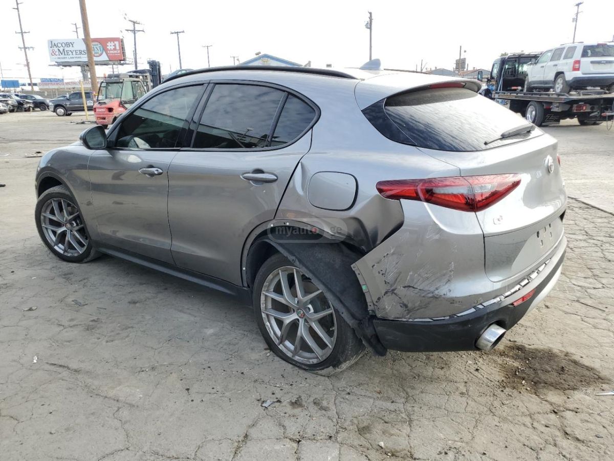 Alfa Romeo Stelvio 2018 — photo 2