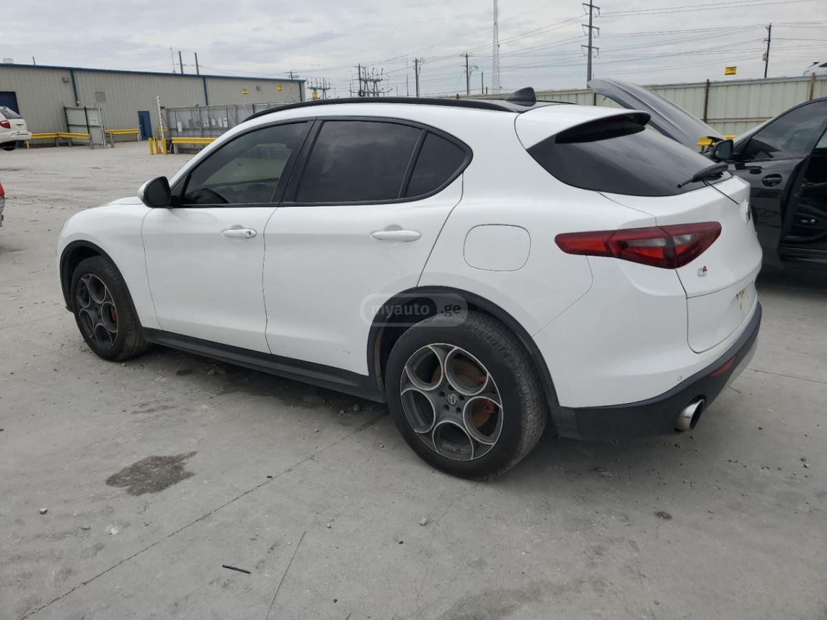 Alfa Romeo Stelvio 2018 — photo 2